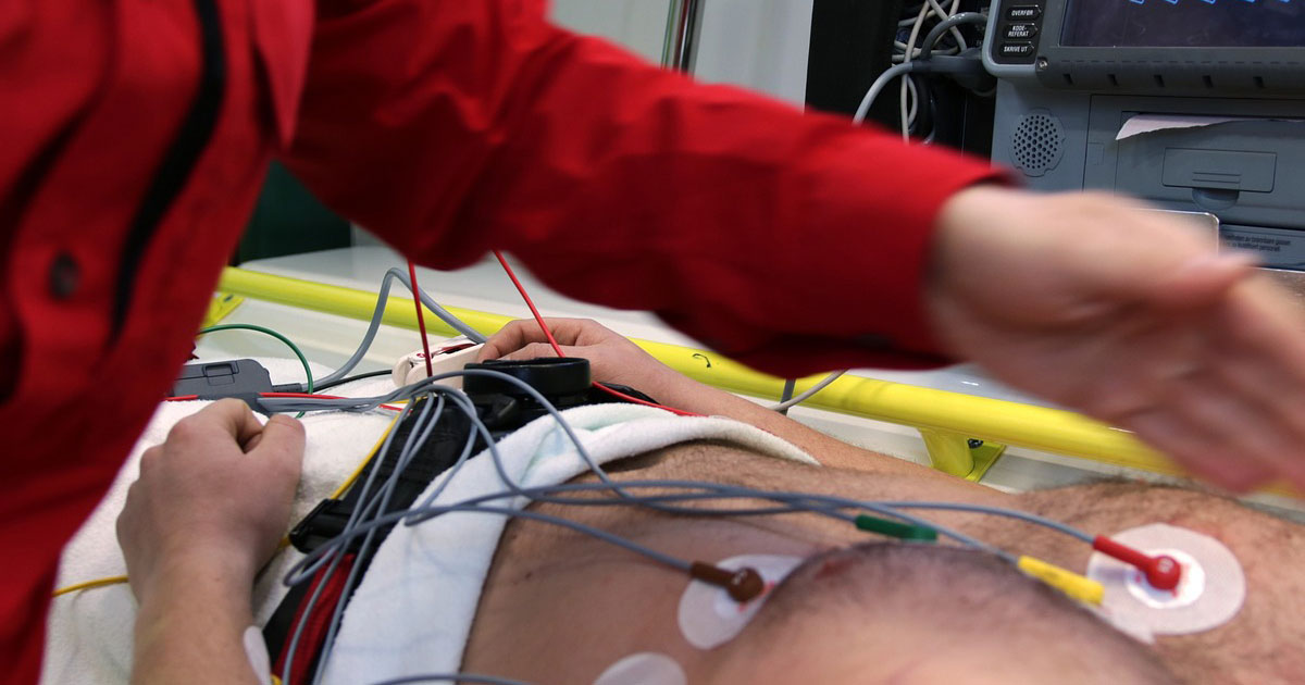 心停止状態での搬送、現場蘇生法継続に比べ生存退院率が低い/JAMA