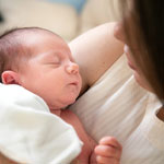 妊娠中のコロナワクチン2回接種、生後6ヵ月未満児の入院を半減／NEJM